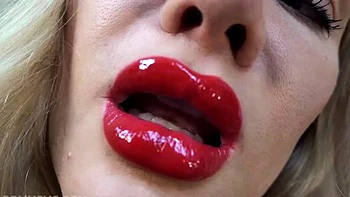 Dommelia folla los labios de mamá