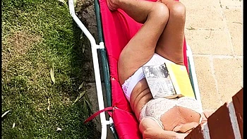 Masturbación desnuda al sol al aire libre