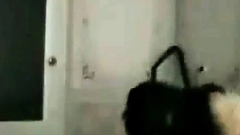 MILF asiatique surprise en train de tricher avec une branlette hardcore