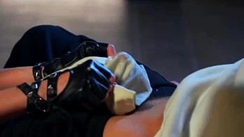 Teen Jeny Smith fummelt sich selbst geil