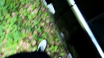 Rothaariges Babe wichst und wird draußen gefickt