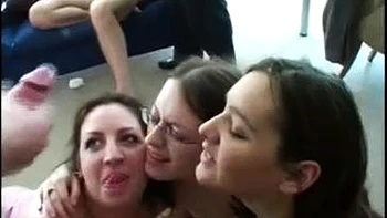 Zorras británicas amateurs chupan y montan con corrida