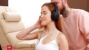 Adolescente pelirroja flexible lame coño, follan y la cornean