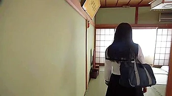 Forcées à résister et à se baiser à tour de rôle