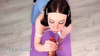 Lesya Moon faz boquete e fode de cowgirl de lingerie