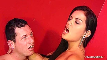 Milf morena divide pau grande com amiga íntima