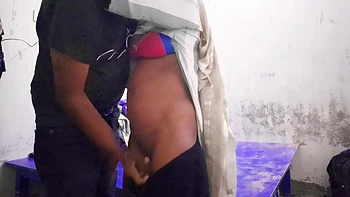 Beau-frère indien baise sa sexy belle-sœur desi