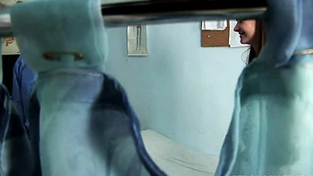 Brünette MILF wichst sich in Strümpfen und Uniform