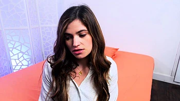 Nicole Raes en pov suce dur et finit en squirting