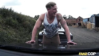 Faux flics baisent MILF ébène aux grosses nichons