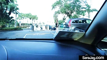 Sara Jay mit riesigen Titten und fettem Arsch wird von großem schwarzen Schwanz gefickt