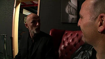 Trio BDSM humilhante com dildo e amarras