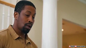 Изайя Максвелл пойман за глотанием огромного члена на доставке