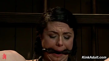 Claire Adams con mordaza y azotes en show anal BDSM caliente