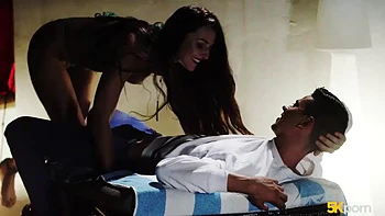 Bikini girl baisée en public : pipe, levrette, cowgirl