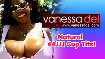 Пышная брюнетка сосет и ебется в догги с огромной задницей