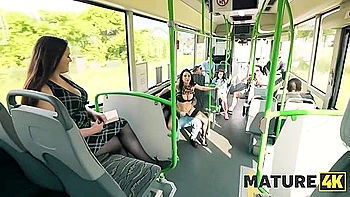 Milf Vitoria reitet dicken Schwanz mit Creampie