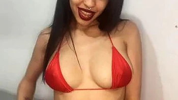 Латиноамериканка с большой грудью мастурбирует с игрушками