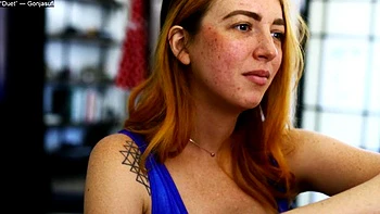 Maeve se branle solo en mode fétichiste pieds