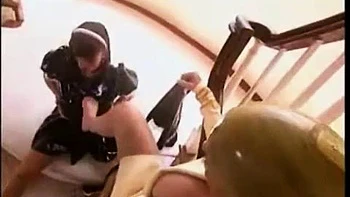 Summer Cummings em látex, peitos e meia-calça fetiche lésbico