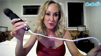 Madura rubia coquetea con sus grandes tetas sola