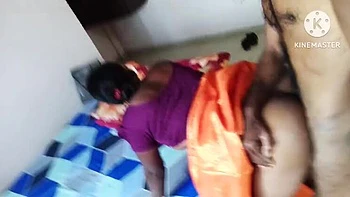 Desi Ehefrau fickt auf Doggy mit lauten Stöhnen und großem Schwanz