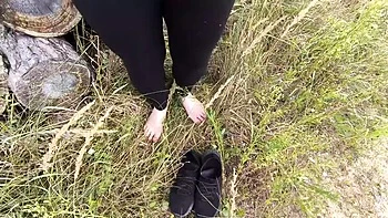 Hüpfende Titten hart auf öffentlichen Holzstämmen draußen versohlt