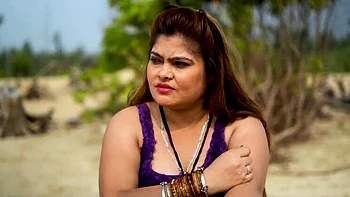 Indische Lehrerin fickt 18-jährigen Schüler hart am Strand