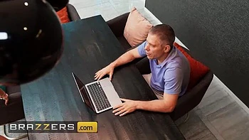 DILF Mick Blue adora las tetas y pezones dorados de Brianna