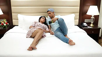 Indische Mutter Kajal hart von hinten gefickt, Riesentitten-Blowjob