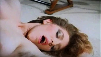 Loira peluda em fetiche retrô fodendo