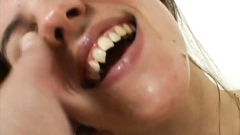 Brune sexy Queenie suce profond en léchant les couilles