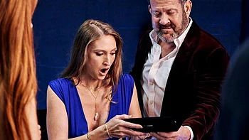 Brandi Johnson fickt hart von zwei großen Schwänzen