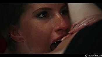 Vampira pelirroja entrega su coño a Sonya en pelea lésbica