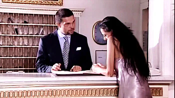 Le gérant d’hôtel baise une jeune cliente brune avec grosse bite, blowjob et facial