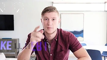 Déjale ver tu polla desnuda, recordará ese coño