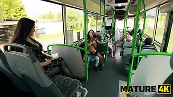 Vitoria Vonteese monta una polla grande, creampie dentro