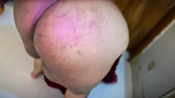 Arabische Stiefmutter Aria Mia zeigt riesigen nackten Arsch und Pussy