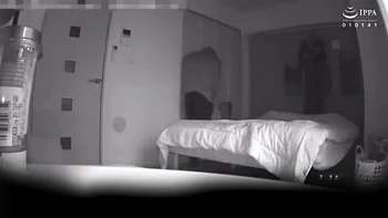 Esposa fodida enquanto o corno assiste