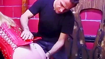 Lesbische Dominas kontrollieren BDSM-Verlies mit fettem Arsch