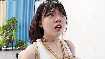 Chinas en crop top amordazadas y atadas