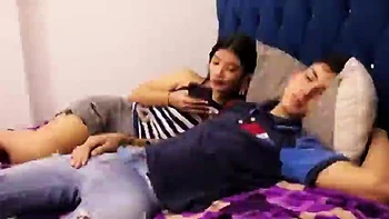 La pequeña Ivy siempre cachonda: mamada y monta a cuatro