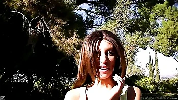 Adolescente se tripote l’anus en plein air en gémissant