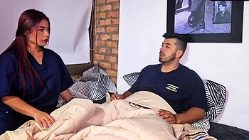 Infirmière rousse Alejandra Palacios fait jouir son patient