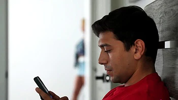 Nackte Stiefmutter erwischt, saugt Schwanz und wird gefickt