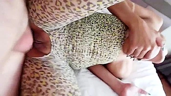 Leopard Thai Teen wird brutal doppelt anal gefickt