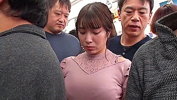 Épouse aux gros seins pincée devant et derrière dans un train bondé, tétons pressés