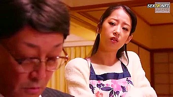 Asiatische Teenies fickt mit Fetischspielzeug