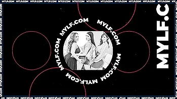 Kleine fitte Babe im Minirock nimmt großen schwarzen Schwanz und riesiges Gesicht