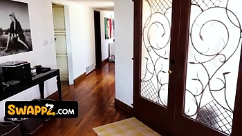 Padrasto e enteada em orgia matinal com facial e gozada na boca